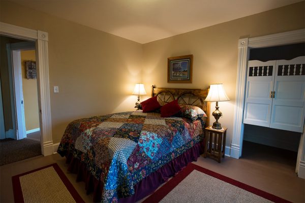 The Queen Anne Room features a queen bed and walk-in closet